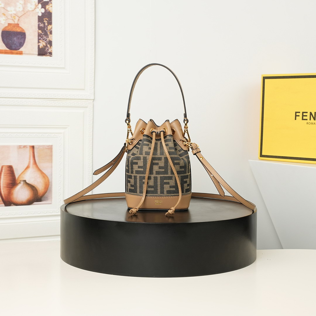 Fendi 10x12x18cm jj