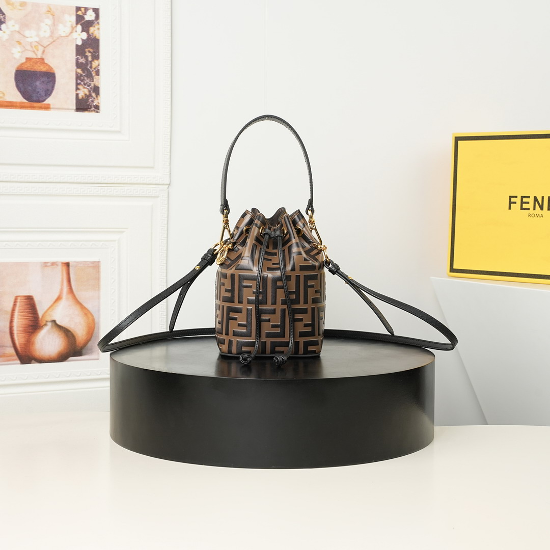Fendi 10x12x18cm jj1